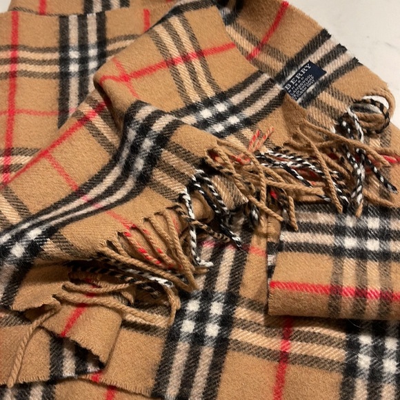 Burberry authentic scarf - Picture 1 of 4